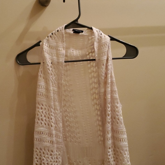 Rue21 Sweaters - Rue 21 Off white fringe cardigan no sleeves